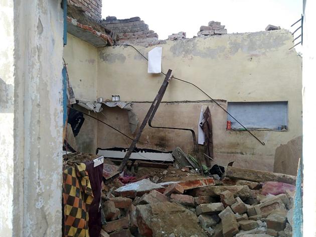 A view of the house after its roof collapsed resulting in death of three family members in Maur town on Friday. (Sanjeev Kumar/HT) A view of the house after its roof collapsed resulting in death of three family members in Maur town on Friday. (Sanjeev Kumar/HT)