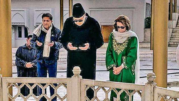 Farooq Abdullah offers prayers at his father Sheikh Abdullah's grave at Hazratbal on the banks of the Dal Lake, in Srinagar on Friday(PTI)