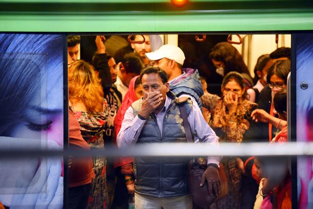 Commuters wearing protective masks as a precautionary measure amid rising coronavirus scare. (Raj K Raj/HT PHOTO) Commuters wearing protective masks as a precautionary measure amid rising coronavirus scare. (Raj K Raj/HT PHOTO)
