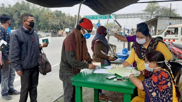The Bengal government has sealed the Indo-Bhutan border in Alipuduar. Health officials use a thermal screening device on Bangladesh citizens coming into India to avoid the Covid-19, at a temporary medical camp in Fulbari, Indo-Bangladesh Border.(ANI)
