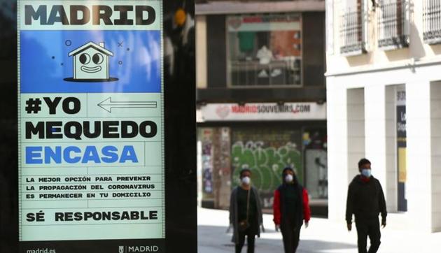 An ad advising people to be responsible and stay home is displayed at the almost empty Preciados street due to the coronavirus outbreak in central Madrid, Spain, March 14, 2020. (Reuters photo) An ad advising people to be responsible and stay home is displayed at the almost empty Preciados street due to the coronavirus outbreak in central Madrid, Spain, March 14, 2020. (Reuters photo)