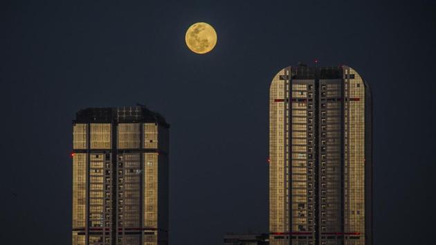 A Super Worm Moon over a high-rise, seen from Parel in Mumbai. (Pratik Chorge / HT Photo) A Super Worm Moon over a high-rise, seen from Parel in Mumbai. (Pratik Chorge / HT Photo)