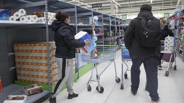 Shoppers load up with toilet rolls, immediately after opening at an Asda supermarket, operated by Walmart Inc. in Portsmouth, U.K., on Saturday, March 14, 2020. (Bloomberg photo) Shoppers load up with toilet rolls, immediately after opening at an Asda supermarket, operated by Walmart Inc. in Portsmouth, U.K., on Saturday, March 14, 2020. (Bloomberg photo)