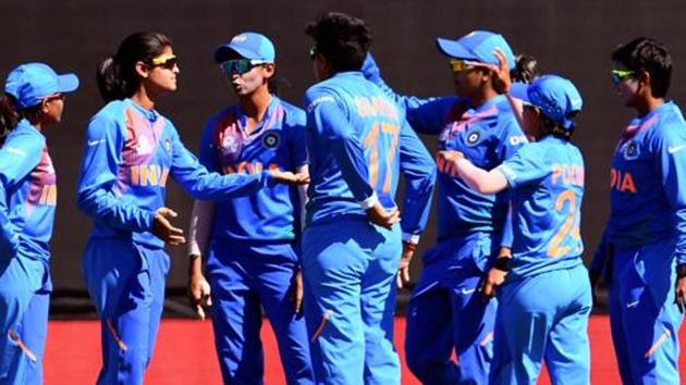 India's Radha Yadav (2/L) celebrates with teammates after dismissing Sri Lanka batswoman Chamari Atapattu.(AFP)