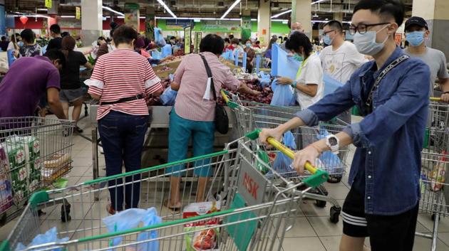 Customers, wearing protective masks, shop at a supermarket, following the outbreak of coronavirus, in Kuala Lumpur, Malaysia. (Lim Huey Teng / REUTERS) Customers, wearing protective masks, shop at a supermarket, following the outbreak of coronavirus, in Kuala Lumpur, Malaysia. (Lim Huey Teng / REUTERS)