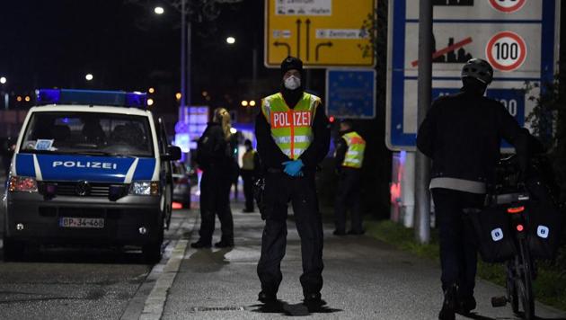 Germany will close its borders with France, Switzerland and Austria on Monday at 8 a.m. local time, though goods and commuter traffic will still be allowed to flow, Bild newspaper and other media reported. (AFP photo) Germany will close its borders with France, Switzerland and Austria on Monday at 8 a.m. local time, though goods and commuter traffic will still be allowed to flow, Bild newspaper and other media reported. (AFP photo)
