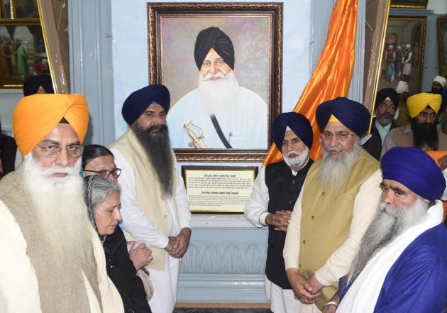 SGPC president Gobind Singh Longowa (2nd from right), Damdami Taksal head Harnam Singh Dhumma and others after unveiling portrait of former SAD and SGPC president Jagdev Singh Talwandi at Central Sikh Museum at Golden Temple in Amritsar on Sunday.(Sameer Sehgal/HT)