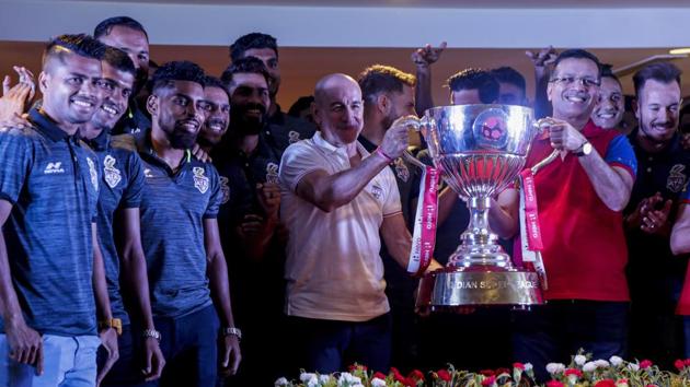 Sanjiv Goenka, second right, co-owner and chief coach Antonio Lopez Habas.(AP)