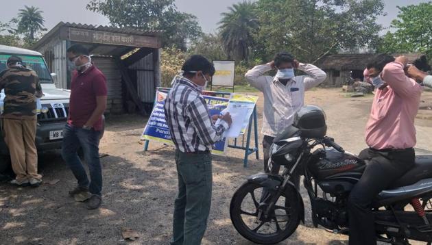 An inter-state checkpoint is seen along the Jharkhand border in Purulia district of West Bengal on Monday. (HT Photo) An inter-state checkpoint is seen along the Jharkhand border in Purulia district of West Bengal on Monday. (HT Photo)