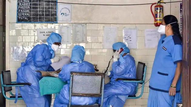 Experts say that if a more stringent pre-emptive lockdown is not enforced across the country, the public health system could struggle with an exponential spike in the number of patients.(PTI)