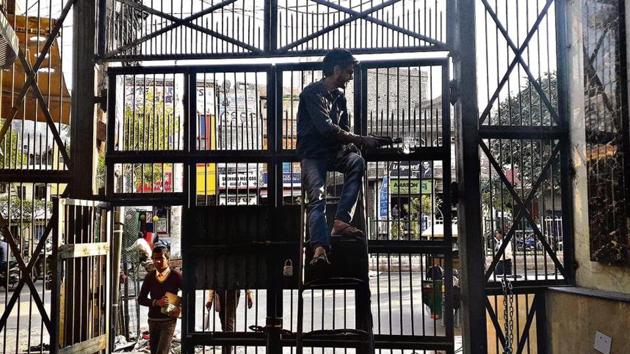 During the violence, several Hindu and Muslim pockets in riot-affected localities were separated by temporary blockades made of broken furniture, wooden planks, tin sheets, debris of destroyed houses and shops. Several have now been replaced by permanent iron gates. (Abhishek Dey/HT) During the violence, several Hindu and Muslim pockets in riot-affected localities were separated by temporary blockades made of broken furniture, wooden planks, tin sheets, debris of destroyed houses and shops. Several have now been replaced by permanent iron gates. (Abhishek Dey/HT)