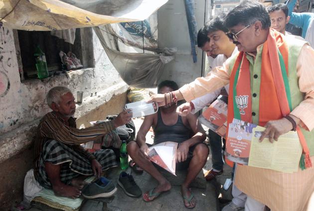 Bharatiya Janata Party National General Secretary Kailash Vijaywargiya distributing masks during a campaign in Kolkata on Sunday for the municipal elections. (ANI) Bharatiya Janata Party National General Secretary Kailash Vijaywargiya distributing masks during a campaign in Kolkata on Sunday for the municipal elections. (ANI)