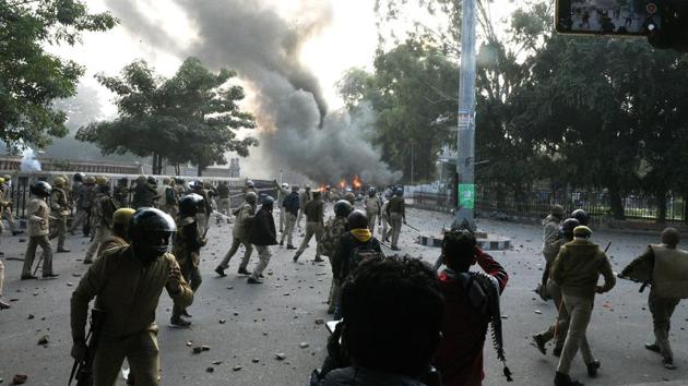 Demonstrators and police face off during an anti Citizenship Amendment Act (CAA) and National Register of Citizens (NRC) protest at Parivartan Chowk area of Lucknow, Uttar Pradesh on Thursday, December 19, 2019.(Dheeraj Dhawan/HT Photo)