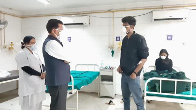 Suryakant Dhasmana meeting suspected coronavirus patient at a government hospital in Dehradun on Monday. (HT Photo) Suryakant Dhasmana meeting suspected coronavirus patient at a government hospital in Dehradun on Monday. (HT Photo)