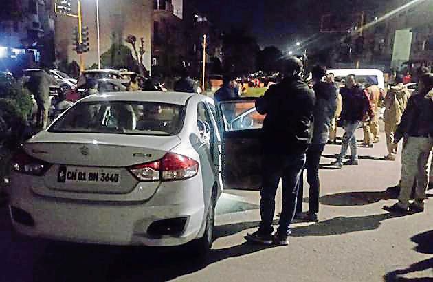 Police carrying out probe at the crime spot. (HT PHOTO)