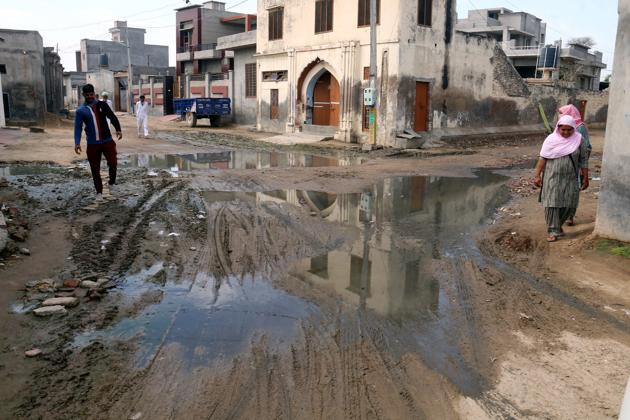 In the absence of desilting of sewage lines at Bathinda's Mehraj, ancestral place of Punjab CM, streets in low-lying area overflow with wastewater.(Sanjeev Kumar/HT)