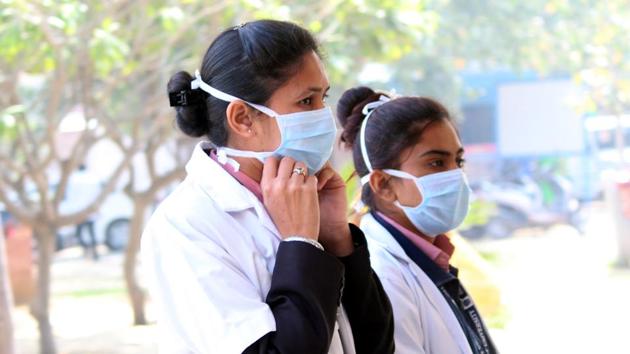 Doctors seen wearing protective masks as a precautionary measure amid rising coronavirus scare.(Yogendra Kumar/HT PHOTO) Doctors seen wearing protective masks as a precautionary measure amid rising coronavirus scare.(Yogendra Kumar/HT PHOTO)