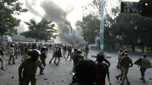 Demonstrators and police face off during an anti Citizenship Amendment Act (CAA) and National Register of Citizens (NRC) protest at Parivartan Chowk area of Lucknow, Uttar Pradesh, India on December 19, 2019.(Dheeraj Dhawan/HT file photo)