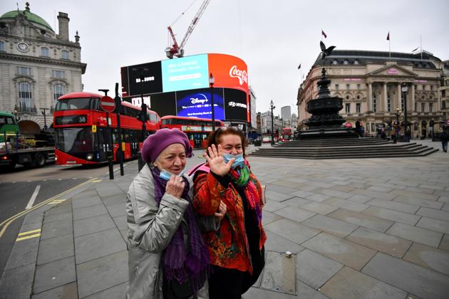 Women wearing protective face masks react at the deserted Piccadilly Circus, as the spread of the coronavirus disease (COVID-19) continues, in London, Britain March 18, 2020. (Reuters file photo) Women wearing protective face masks react at the deserted Piccadilly Circus, as the spread of the coronavirus disease (COVID-19) continues, in London, Britain March 18, 2020. (Reuters file photo)