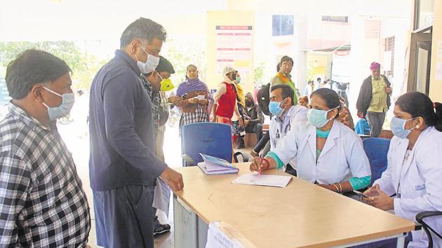 People seen wearing protective mask as a precautionary measure amid rising coronavirus cases.(Yogendra Kumar/HT PHOTO) People seen wearing protective mask as a precautionary measure amid rising coronavirus cases.(Yogendra Kumar/HT PHOTO)