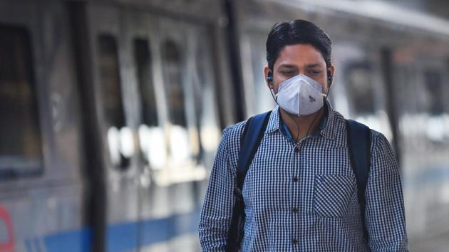 Commuters wearing masks as a precautionary measure against coronavirus. (Raj K Raj/HT PHOTO) Commuters wearing masks as a precautionary measure against coronavirus. (Raj K Raj/HT PHOTO)