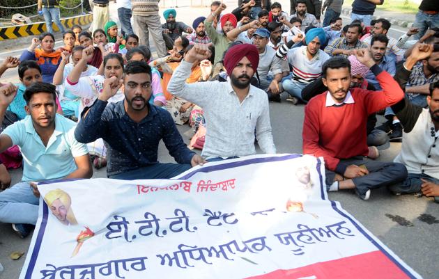 Unemployed teachers protesting against the Punjab government in Patiala on Wednesday. (Bharat Bhushan/HT) Unemployed teachers protesting against the Punjab government in Patiala on Wednesday. (Bharat Bhushan/HT)