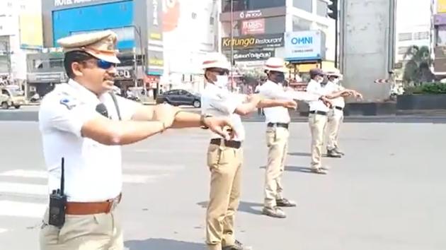LB Nagar traffic police inspector Anjapalli Nagamallu, along with his constables, demonstrated the right way to wash one’s hands with soap.(Twitter/@RachakondaCop)