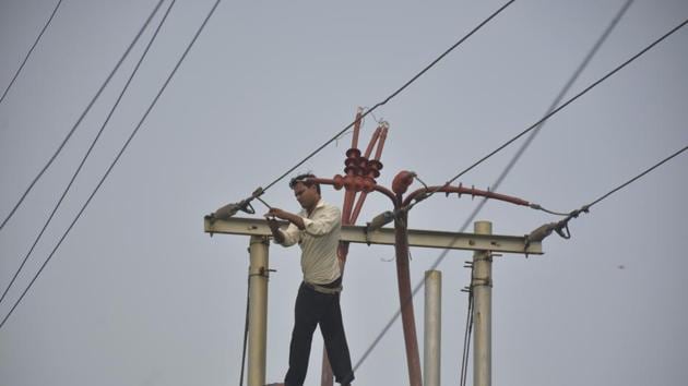 An electrician seen checking power supply cables in Ghaziabad. (HT File) An electrician seen checking power supply cables in Ghaziabad. (HT File)