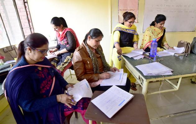 coranavirus outbreak no precautions by teachers at pau evaluation centre hindustan times