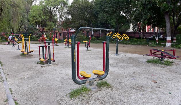 Open gym at Rakh Bagh in Ludhiana.(Harsimar Pal Singh/HT)