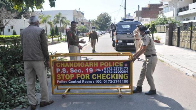 Chandigarh Police cordoning off the lane in Sector 21D where one case of Covid-19 was confirmed in Chandigarh on Thursday.(Ravi Kumar/Hindustan Times)