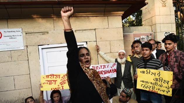 Asha Devi is seen raising slogans during simultaneous protest for and against capital punishment after a hearing in December 16, 2012 Delhi gang rape case at Patiala Court in New Delhi. (Vipin Kumar/HT PHOTO) Asha Devi is seen raising slogans during simultaneous protest for and against capital punishment after a hearing in December 16, 2012 Delhi gang rape case at Patiala Court in New Delhi. (Vipin Kumar/HT PHOTO)