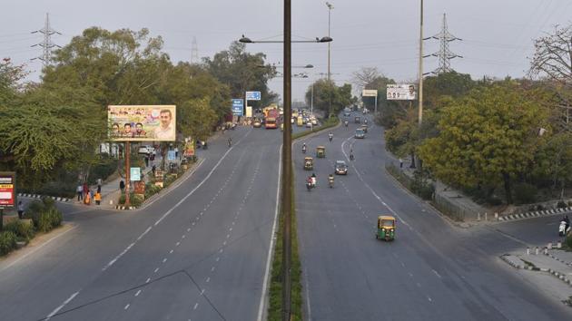 Hardly any vehicular traffic seen on this stretch at Vikas Marg near ITO. “All restaurants in Delhi shall remain closed till March 31. Home delivery and takeaway of food will, however, continue since a lot of people depend on it,” Kejriwal said in a press briefing after the L-G’s meeting. (Sanjeev Verma / HT Photo) Hardly any vehicular traffic seen on this stretch at Vikas Marg near ITO. “All restaurants in Delhi shall remain closed till March 31. Home delivery and takeaway of food will, however, continue since a lot of people depend on it,” Kejriwal said in a press briefing after the L-G’s meeting. (Sanjeev Verma / HT Photo)