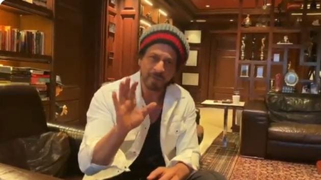 Shah Rukh Khan shared a video on coronavirus, speaking to his many fans. Shah Rukh Khan shared a video on coronavirus, speaking to his many fans.