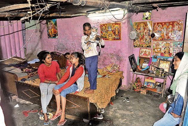 Slum dwellers say around five people share a bed in the shanties, while several families share a single bathroom.(Ravi Kumar/HT)