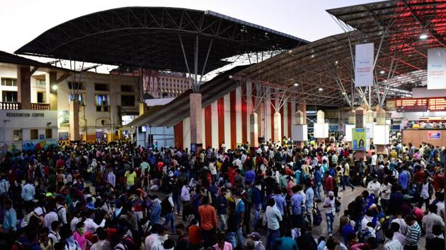 A crowded Pune station on March 20. The Indian Railways has issued instructions to zones that no passenger train will originate from any railway station in the country from 7 am to 10 pm on Sunday in view of the ‘Janta curfew’ announced by Prime Minister Narendra Modi. Zonal railways, however, can decide to run a train that day if the occupancy is high. (Sanket Wankhade / HT Photo) A crowded Pune station on March 20. The Indian Railways has issued instructions to zones that no passenger train will originate from any railway station in the country from 7 am to 10 pm on Sunday in view of the ‘Janta curfew’ announced by Prime Minister Narendra Modi. Zonal railways, however, can decide to run a train that day if the occupancy is high. (Sanket Wankhade / HT Photo)