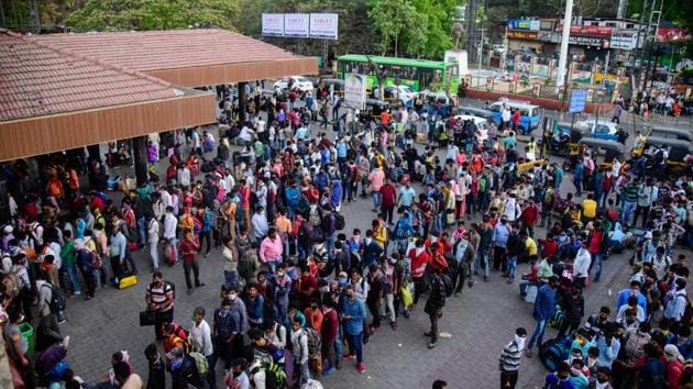 Crowds throng Pune railway station as people try to reach their homes due to the spread of coronavirus in the city. (Sanket Wankhade/HT PHOTO) Crowds throng Pune railway station as people try to reach their homes due to the spread of coronavirus in the city. (Sanket Wankhade/HT PHOTO)