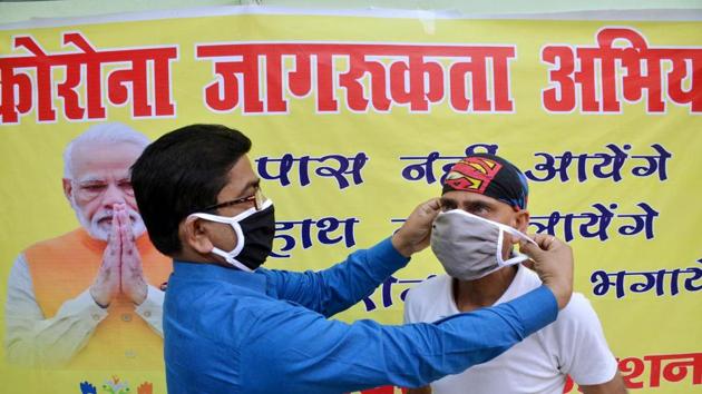 Members of Parampara Foundation distributing face masks and hand sanitizers to people in the wake of Coronavirus precautions in Patna, Bihar. (Santosh Kumar/Hindustan Times) Members of Parampara Foundation distributing face masks and hand sanitizers to people in the wake of Coronavirus precautions in Patna, Bihar. (Santosh Kumar/Hindustan Times)