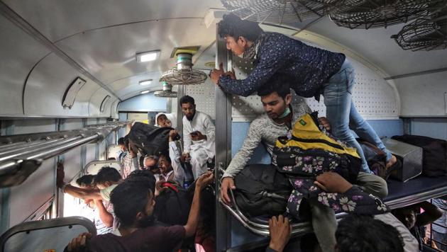 Migrant workers and their families board an overcrowded passenger train, after government imposed restrictions on public gatherings in attempts to prevent spread of coronavirus disease (COVID-19) in Mumbai, March 21, 2020. (Prashant Waydande / REUTERS) Migrant workers and their families board an overcrowded passenger train, after government imposed restrictions on public gatherings in attempts to prevent spread of coronavirus disease (COVID-19) in Mumbai, March 21, 2020. (Prashant Waydande / REUTERS)