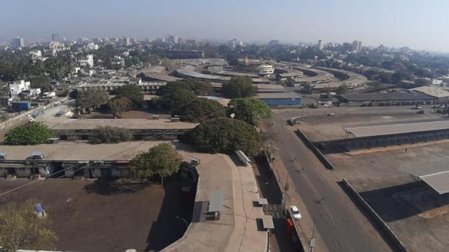 Deserted market yard area in Pune. (rahul raut/HT) Deserted market yard area in Pune. (rahul raut/HT)