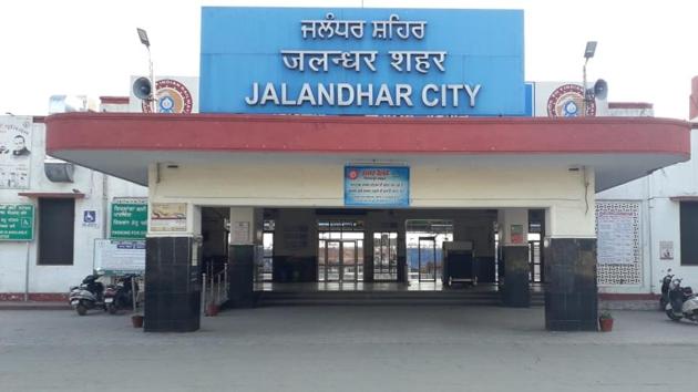 Railway station giving deserted look during ‘Janta Curfew’ at Jalandhar. (Pardeep Pandit/HT) Railway station giving deserted look during ‘Janta Curfew’ at Jalandhar. (Pardeep Pandit/HT)