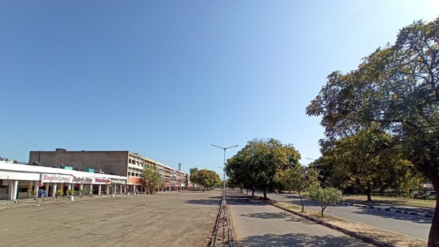 A deserted market in Chandigarh in view of the janta curfew.(Ravi Kumar/HT PHOTO) A deserted market in Chandigarh in view of the janta curfew.(Ravi Kumar/HT PHOTO)