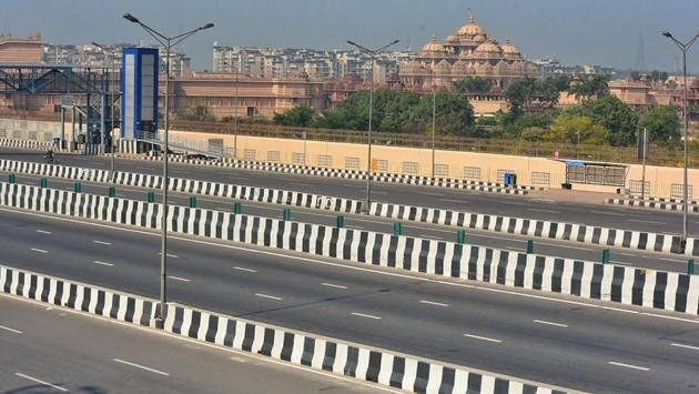 Deserted view of Meerut express highway near Akshardham flyover, as India observes Janta Curfew for a day in East Delhi on Sunday, March 22. (RAj k raj/HT) Deserted view of Meerut express highway near Akshardham flyover, as India observes Janta Curfew for a day in East Delhi on Sunday, March 22. (RAj k raj/HT)