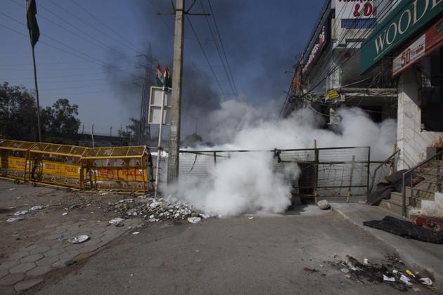 Chemical bottles thrown at Shaheen Bagh area at multiple places. (burhaan kinu/ht) Chemical bottles thrown at Shaheen Bagh area at multiple places. (burhaan kinu/ht)