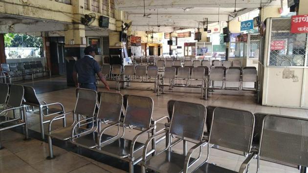 A deserted Swargate bus stand in Pune. (Ravindra Joshi/HT) A deserted Swargate bus stand in Pune. (Ravindra Joshi/HT)