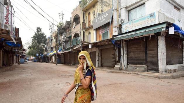 An otherwise bustling Sarojini Market was deserted on Saturday as people remained indoors due to the coronavirus pandemic. (HT photos) An otherwise bustling Sarojini Market was deserted on Saturday as people remained indoors due to the coronavirus pandemic. (HT photos)