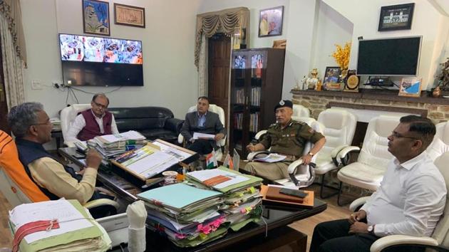 Uttarakhand government cleared direct cash transfers for daily wage labourers in the wake of Coronavirus impact in a high level meeting on Sunday(HT Photo) Uttarakhand government cleared direct cash transfers for daily wage labourers in the wake of Coronavirus impact in a high level meeting on Sunday(HT Photo)