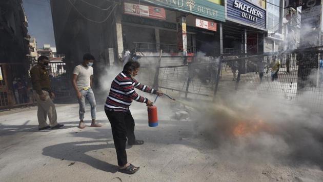 Chemical bottles thrown at Shaheen Bagh area at multiple places. (burhaan kinu/ht) Chemical bottles thrown at Shaheen Bagh area at multiple places. (burhaan kinu/ht)