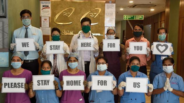 Doctors and supporting staff of a hospital in Mumbai give message to stay indoors, following the call of Janta Curfew given by Prime Minister Narendra Modi .(Satish Bate/HT Photo)