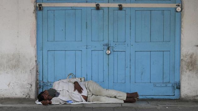 An Indian man rests in front of closed shops during a day long people's curfew as a precautionary measure against COVID-19 in Hyderabad, India, Sunday, March 22, 2020.(AP photo)